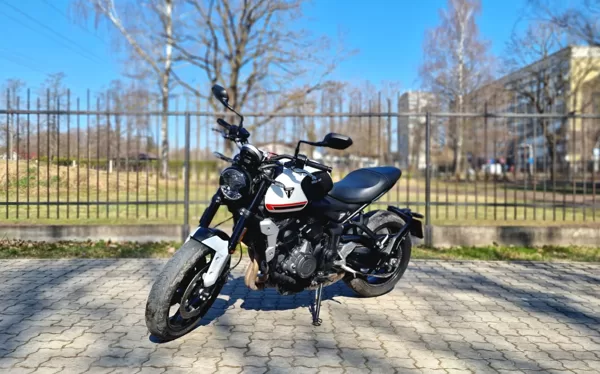 TRIUMPH TRIDENT 660 [CRYSTAL WHITE]