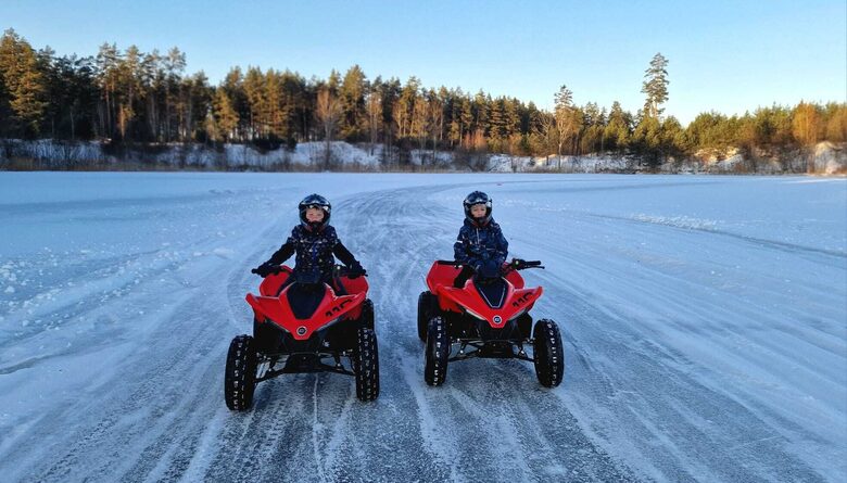 Aizraujošs izbrauciens ar kvadracikliem pa ledus trasi gan pieaugušajiem, gan bērniem.